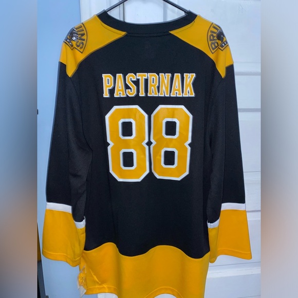 NWT- Official NHL ‘Boston Bruins’ #88 David Pastrnak Replica Jersey - Picture 12 of 15